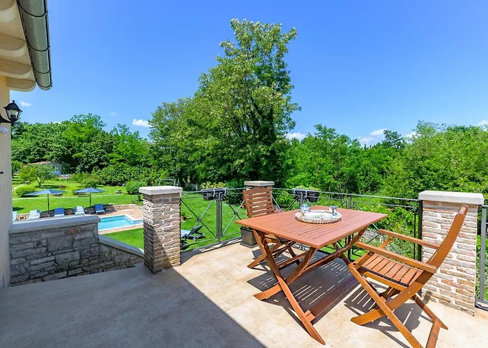 Lipa Βίλα Krnica